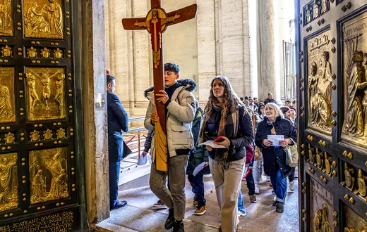 Pielgrzymi wchodzący przez Porta Santa do bazyliki św. Piotra w Rzymie w Roku Jubileuszowym 2025 // Fot. Philippe Lissac / GODONG / Universal Images Group / Forum