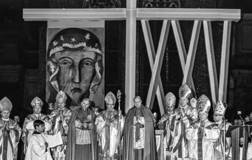 Obchody 25-lecia polskiej organizacji kościelnej na ziemiach poniemieckich: w środku Bolesław Kominek, obok z prawej prymas Stefan Wyszyński, z lewej Karol Wojtyła. Plac Katedralny we Wrocławiu, 3 maja 1970 r. // Ryszard Rzepecki / PAP