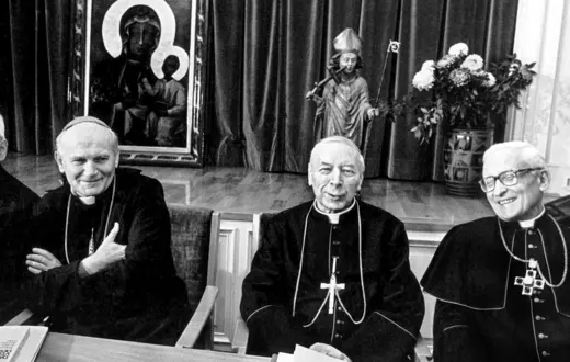 Kardynał Wojtyła, prymas Wyszyński i przewodniczący niemieckiego Episkopatu kard. Joseph Höffner podczas wizyty delegacji polskiego Episkopatu w Niemczech Zachodnich, tuż przed konklawe. Fulda, wrzesień 1978 r. // Fot. DPA / PAP 