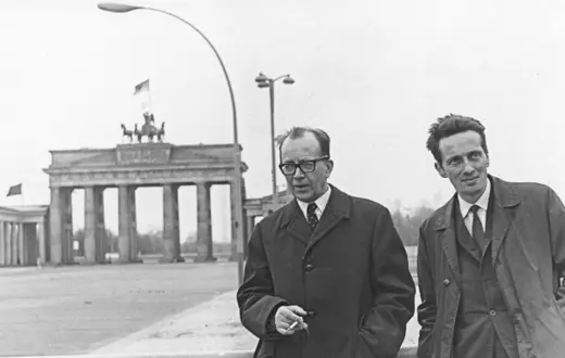 Redaktorzy „TP” Mieczysław Pszon i Krzysztof Kozłowski w Berlinie, lata 60. XX w. // Fot. Archiwum TP