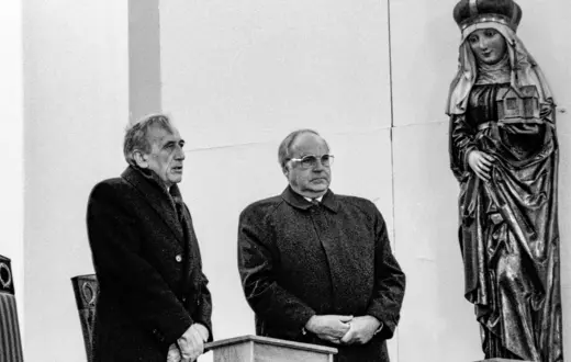 Tadeusz Mazowiecki i Helmut Kohl w Krzyżowej, 12 listopada 1989 r. // Fot. Andrzej Ślusarczyk / Fundacja „Krzyżowa" dla Porozumienia Europejskiego 