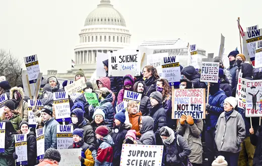 Pracownicy uczelnianych wydziałów medycznych i Narodowych Instytutów Zdrowia (przyznają one granty na badania) protestują przeciw cięciom w budżecie federalnym. Waszyngton, 19 lutego 2025 r. // Fot. John McDonnell / AP Photo / East News