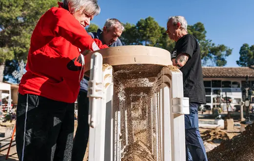 Ekshumacja ofiar represji z czasów hiszpańskiej wojny domowej i reżimu Franco. Zbiorowa mogiła na cmentarzu w Ejea de los Caballeros w prowincji Saragossa. Hiszpania, 28 października 2025 r. // Fot. Cesar Manso / AFP / East News