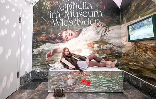 Fanki pozują w holu muzeum przed reprodukcją obrazu „Ophelia” Friedricha Heysera. Wiesbaden, 2 listopada 2025 r. // Fot. Kirill Kudryavtsev / AFP / East News