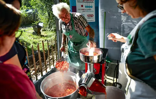 Co roku pod koniec lata wiele włoskich rodzin w ramach wieloletniej tradycji przygotowuje domowy przecier pomidorowy. Podczas Social Passata w Orti Generali, Turyn, 5 września 2025 r. // Fot. Stefano Guidi / Getty Images