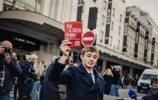 Otwarciu pierwszego na świecie stacjonarnego butiku koncernu Shein towarzyszyła atmosfera skandalu. Na zdjęciu: protest przed domem towarowym Bazar de l’Hotel de Ville (w skrócie: BHV) w Paryżu, 5 listopada 2025 r. // Fot. Bastien Ohier / Hans Lucas / AFP / East News