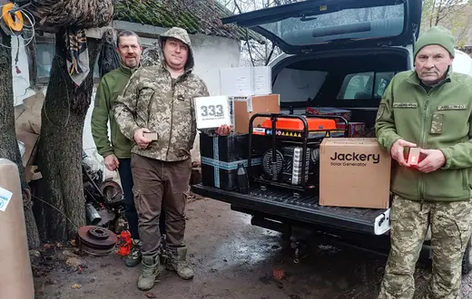 Sanitariusze ze stacją zasilania oraz systemem do ogrzewania rannych i podgrzewaczami do infuzji (to dwie paczki z lewej). Donbas, listopad 2025 r. // archiwum Wojciecha Pięciaka 