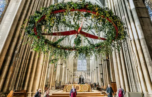 Zawieszenie wieńca adwentowego w katedrze w Yorku, Anglia, listopad 2022 r. // Fot. Danny Lawson / PA / East News