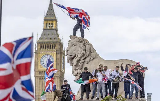 Demonstracja przeciwników imigracji na moście westminsterskim w Londynie, 13 września 2025 r. // Fot. Marcin Nowak / Reporter