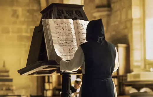 Mnich cysterski przed księgą chorałową w opactwie Matki Bożej z Poblet, Katalonia, Hiszpania 2011 r. // Fot. East News