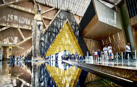 Główna sala Wielkiego Muzeum Egipskiego. Z lewej posąg faraona Ramzesa II, który wcześniej stał przy dworcu głównym w Kairze. Ważący 83 tony kolos został przewieziony do nowego muzeum na specjalnej platformie i dziś wita w nim gości. Giza, czerwiec 2025 r. // Fot. Amr Abdallah Dalsh / Reuters / Forum