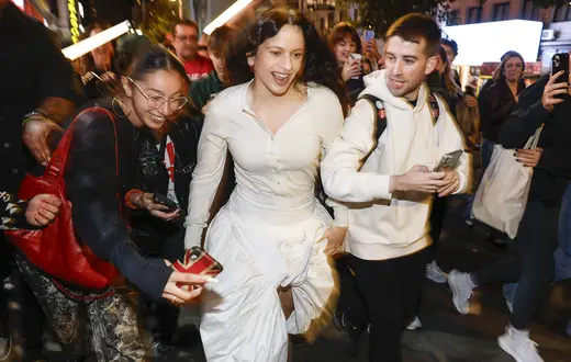 Hiszpańska piosenkarka Rosalia w rozentuzjazmowanym tłumie na placu Callao w Madrycie. Hiszpanii, 20 października 2025 r.. // Fot. Juanjo Martin / EPA / PAP