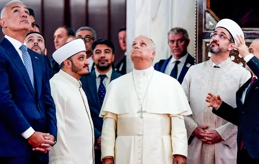 Papież Leon XIV zwiedza Błętkiny Meczet w Stambule, 29 listopada 2025 r. // Fot. Ercin Erturk / Anadolu / Getty Images