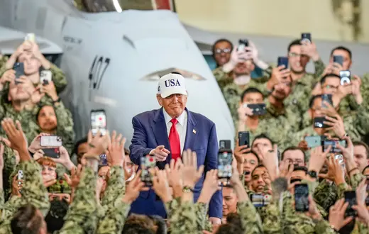 Donald Trump poczas wizyty w amerykańskiej bazie wojskowej Yokosuka w Japonii. 28 pażdziernika 2025 r. // Fot. Eugene Hoshiko / AP Photo / East News