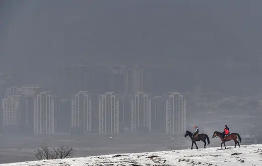 Smog nad stolicą Kirgistanu, Biszkek, 4 lutego 2025 r. // Fot. Vyacheslav Oseledko / AFP / East News