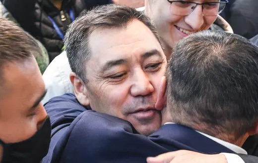 Premier Sadyr Żaparow przyjmuje gratulacje z okazji zatwierdzenia go na stanowisko. Biszkeku, Kirgistan, październik 2020 r. // Fot. Alexey Maishev / East News