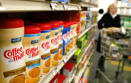 Produkty koncernu Nestle na półce w supermarkecie. San Francisco, 2008 r. // Fot. Justin Sullivan / Getty Images