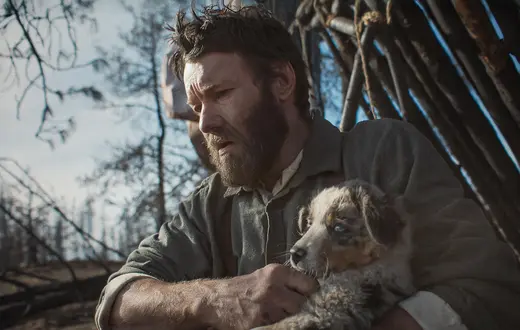 Joel Edgerton jako Robert Grainier w filmie „Marzenia o pociągach", reż. Clint Bentley, 2025 r. // Materiały prasowe Netflix