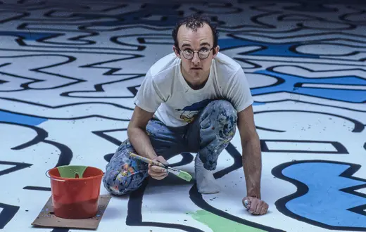 Keith Haring maluje wnętrza klubu Palladium w Nowym Jorku, 1985 r. // Fot. Bernard Gotfryd / Library of Congress