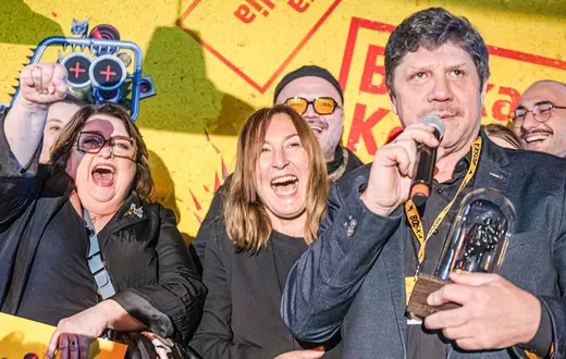 Maja Kleczewska z zespołem Teatr Śląskego z nagrodą Grand Prix ze spektakl „Tkocze” 18. Festiwalu Teatralneego „Boska Komedia”. Kraków 15 grudnia 2025 r. // Fot. Artur Rakowski / materiały prasowe