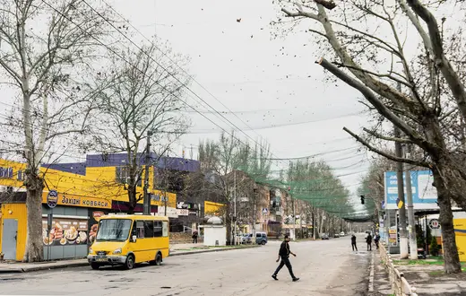 Siatki rozwieszone nad ulicami chronią przed dronami. Chersoń, Ukraina 4 grudnia 2025 r. // Fot. Antonina Palarczyk 