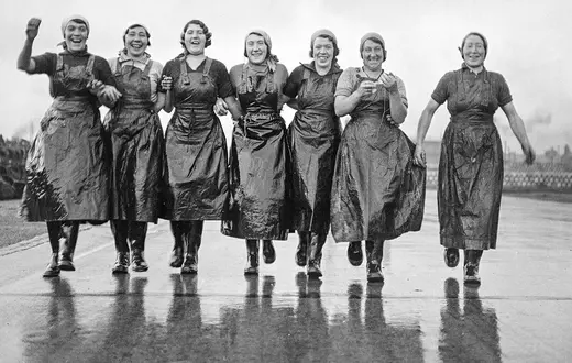 Przybyłe ze Szkocji „śledziowe dziewczyny” w drodze do pracy w porcie Great Yarmouth, około roku 1936. Praca była ciężka, ale dawała im szansę zarobienia własnych pieniędzy. W tamtych czasach były one w gronie najbardziej wyemancypowanych kobiet. // Fot. Trinity Mirror / Mirrorpix / Alamy / Be&W