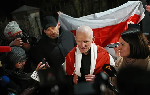 Białoruski działacz społeczny, politycy, obrońca praw człowieka i więzień polityczny Aleś Bialacki, laureat Pokojowej Nagrody Nobla przed Ambasadą Amerykańską w Wilnie. 13 grudnia 2025 r. // Fot. Valdemar Doveiko / PAP