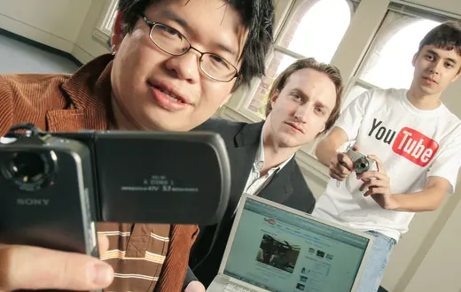 Założyciele You Tuba: Steve Chen, Chad Hurley i Jawed Karim w swojej nowej przestrzeni biurowej w San Mateo w kalifornijskiej Dolinie Krzemowej. 2 listopada 2005 r. // Fot. Zuma Press / Alamy / Be&W