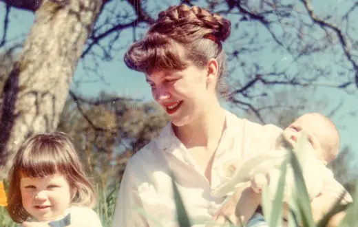 Sylvia Plath z dziećmi Friedą i Nicholasem, 1962 r. // Writer Pictures / Forum