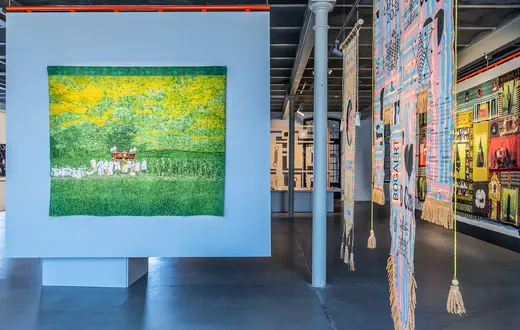 Widok wystawy, po lewej praca Łukasza Wojtanowskiego (Polska), "Procesja Bożego Ciała (zielona)", 2023. 18. Międzynarodowe Triennale Tkaniny // Fot. HaWa / materiały prasowe