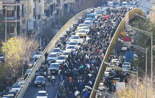 Demonstranci blokują główne ulice w Teheranie. 29 grudnia 2025 r. // Fot. Fars / East News