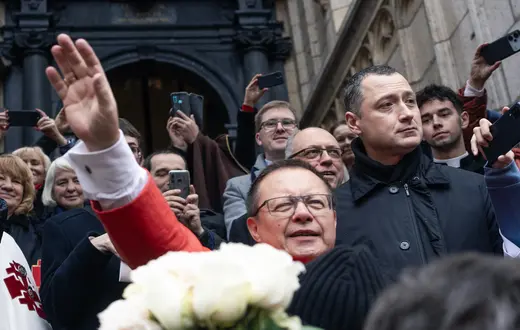 Kardynał Grzegorz Ryś wita sie z wiernym po ingresie w katedrze wawelskiej. Kraków, 20 grudnia 2025 r. // Fot .Grażyna Makara