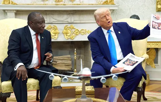 Podczas wizyty prezydenta Cyrila Ramaphosy w Stanach Donald Trump oskarżył władze RPA o zbrodnie na białych farmerach i pokazał nagranie i zdjęcia, na których miały być ich masowe groby. Potem okazało się, że materiały te pochodzą z Demokratycznej Republiki Konga. Na zdjęciu: Trump i Ramaphosa w Białym Domu, 21 maja 2025 r. // Fot. Evan Vucci / AP / East News