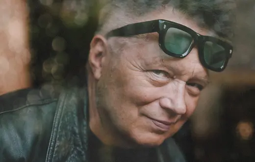 Muniek Staszczyk, zdjęcia z sesji zdjęciowej do książki "Chłopaki (nie) płaczą. Muniek Staszczyk bez ciemnych okularów w rozmowie z Piotrem Żyłką" // Fot. Sebastian Nycz / wydawnictwo Emocje Plus Minus