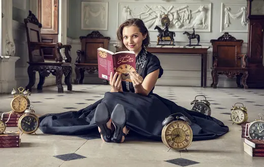 Mia McKenna‑Bruce na planie serialu „Tajemnica siedmiu zegarów”, Netflix // materiały prasowe