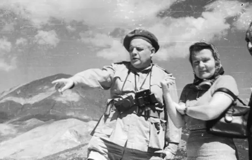 Melchior Wańkowicz jako korespondent wojenny 2. Korpusu Polskiego w towarzystwie nieznanych osób na polach Monte Casino. Włochy, 1944 r. // Narodowe Archiwum Cyfrowe