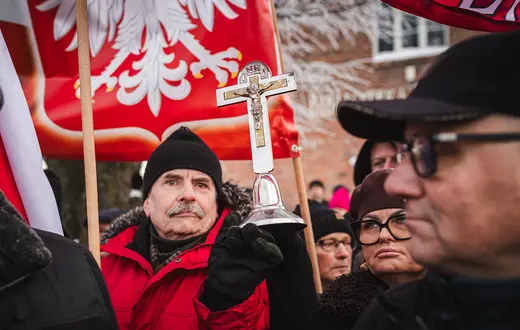 Protest w obronie krzyża przed Szkołą Podstawową w Kielnie. 8 stycznia 2026 r. // Fot. Karol Makurat / Reporter