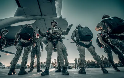 Spadochroniarze z 6. Brygady Powietrznodesantowej na Gotlandii. W manewrach Gotland Sentry we wrześniu 2025 r. polskie i szwedzkie wojska ćwiczyły obronę przed atakiem ze Wschodu. // Fot. Piotr Gubernat / Zespół Reporterski Dowództwa Operacyjnego RSZ