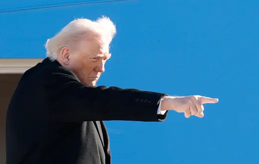 Prezydent Donald Trump w amerykańskiej Bazie Sił Powietrznych Andrews w stanie Maryland. 13 stycznia 2026 r. // Fot. Luis M. Alvarez / AP / East News