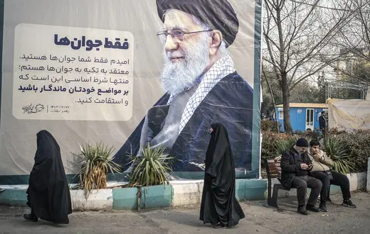 Portret Najwyższego Przywódcy Iranu, ajatollaha Alego Chameneiego z odezwą do młodych ludzi przy Wielkim Meczecie Imama Chomeiniego w Teheranie. Iran, 9 stycznia 2026 r. // Fot. Morteza Nikoubazl / NurPhoto / AFP / East News