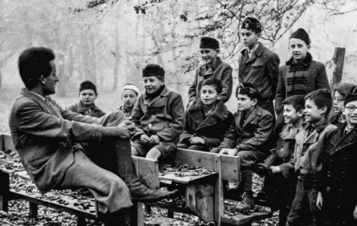 Lekcja na świeżym powietrzu w jednym z domów dla dzieci prowadzonych po wojnie przez pastora Gábora Sztehlo. Budapeszt, między rokiem 1945 a 1950. // Zbiory prywatne, dzięki uprzejmości Luterańskiej Centralnej Kolekcji