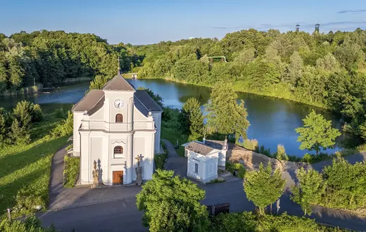 Krzywy Kościół w Starej Karwinie // Visit Czechia