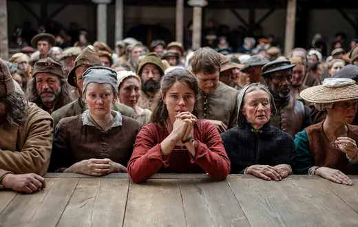Jessie Buckley jako Agnes i Joe Alwyn jako Bartholomew w filmie "Hamnet", reż. Chloé Zhao // Fot. Agata Grzybowska / FOCUS FEATURES 