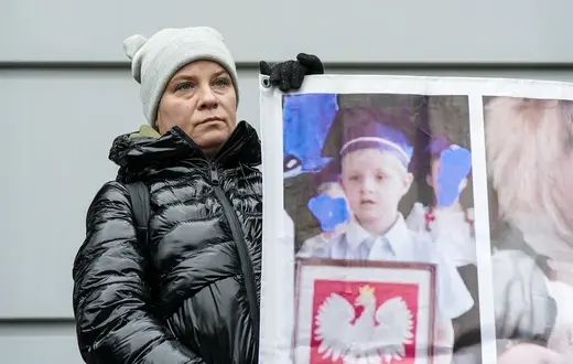 Przed siedzibą Prokuratury Krajowej w Warszawie podczas konferencji prasowej dotyczącej umorzenia śledztwa ws. nadzoru rodziny 8-letniego Kamilka z Częstochowy. Warszawa, 19 stycznia 2025 r. // Fot. Aliaksander Valodzin / East News