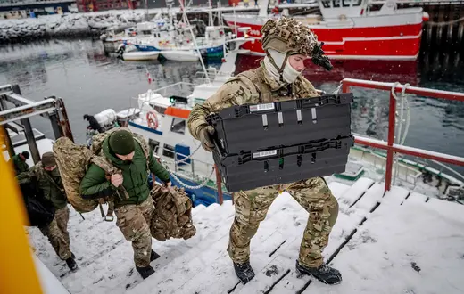 Duńscy żołnierze w porcie w Nuuk na Grenlandii, 18 stycznia 2026 r. // Fot. Mads Claus Rasmussen / Ritzau Scanpix / AFP / East News