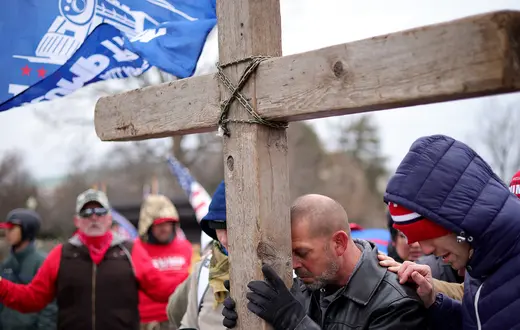 Modlący się przed Kapitolem zwolennicy Donalda Trumpa, dzień ataku na Kapitol. Waszyngton, 6 stycznia 2021 r. // Fot. Win McNamee / Getty Images 
