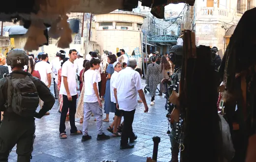 Gdy w każdą sobotę żydowscy osadnicy odbywają pielgrzymkę uliczkami Starego Miasta w Hebronie, żołnierze izraelscy usuwają z ulic Palestyńczyków. Hebron, 13 września 2025 r. // Jan Pocheć