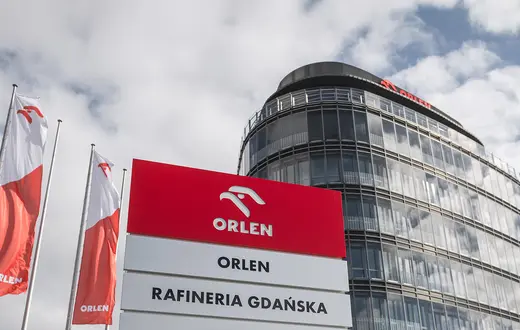 Siedziba rafinerii gdańskiej z logo PKN ORLEN. Gdańsk, 2023 r. // Fot. Karol Makurat / Reporter