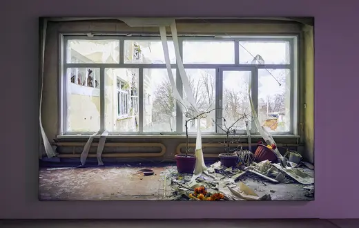 Wystawa Zhanny Kadyrovej „Awulsja”, Galeria Arsenał w Białymstoku, praca „UCHODŹCY”, 2022- 2025, rośliny, kasetony świetlne, teksty, dzięki uprzejmości artystki i GALLERIA CONTINUA // Fot. Jan Szewczyk / Galeria Arsenał w Białymstoku 