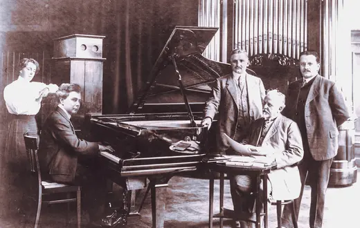 Podczas sesji nagraniowej rolek pianolowych Welte we Freiburgu, 1906 r. // Fot. Zbiory The International Piano Archives, University of Maryland